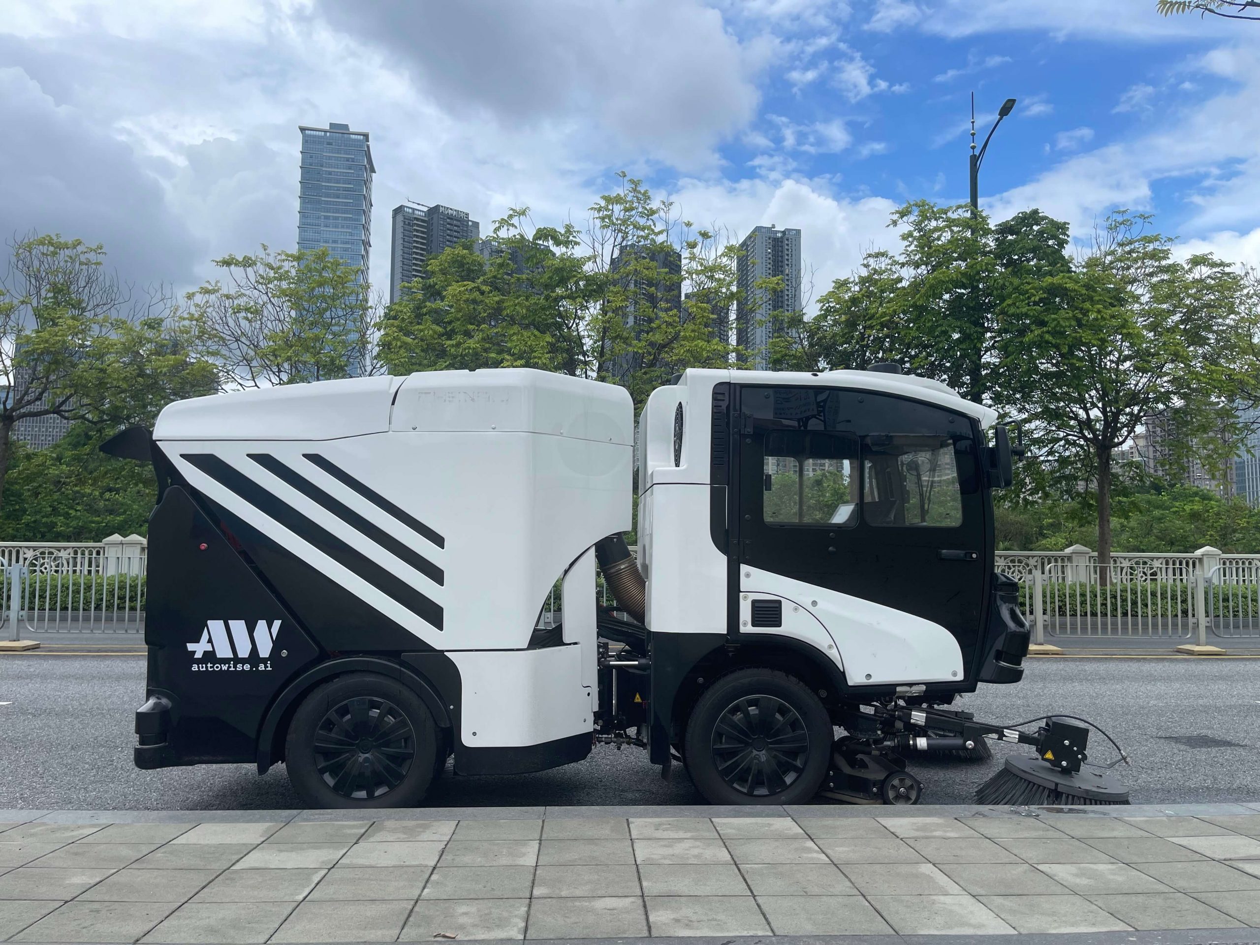 仙途智能Autowise.ai自动驾驶清扫车首次亮相深圳公开道路
